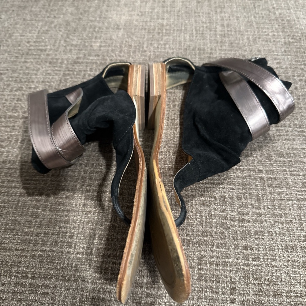Black suede sandals. - Picture 6 of 8